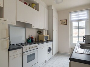 Cabinetry, Countertop, Eigentum, Weiss, Küchengerät, Küche, Herd, Fenster, Haushaltsgerät, Spüle