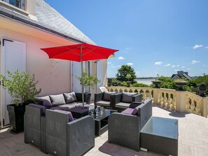 Himmel, Eigentum, Möbel, Pflanze, Couch, Gebäude, Schatten, Gartenmöbel, Die Architektur