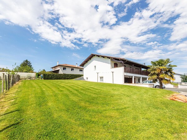 Nuage, Ciel, Plante, Propriété, Bâtiment, Arbre, Paysage Naturel, Lot Terre, Herbe, Maison