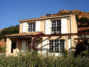 Planta, Cielo, Edificio, Ventana, Madera, Casa, Árbol, Cabaña, Propiedad Material