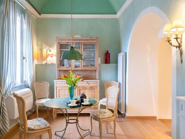 Möbel, Eigentum, Tabelle, Azurblau, Stuhl, Blau, Holz, Interior Design, Beleuchtung, Fussboden