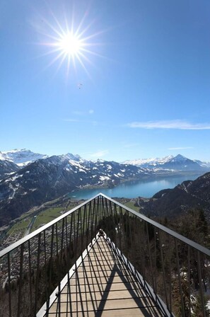 Himmel, Wasser, Daytime, Berg, Azurblau, Steigung, Sonnenlicht, Baum, Zaun, Natürliche Landschaft