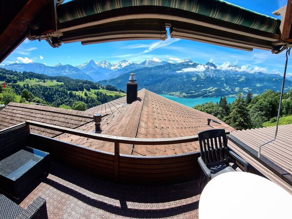 Himmel, Eigentum, Gebäude, Wolke, Azurblau, Blau, Berg, Holz, Schatten, Haus