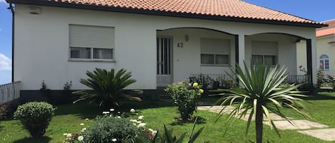 Casa Azevedo front, street view and formal garden