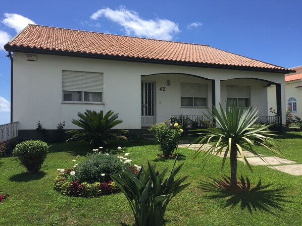 Casa Azevedo front, street view and formal garden