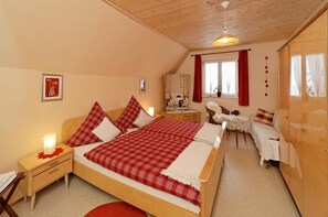 Ferienwohnung im DG 80qm-Schlafzimmer rot.jpg