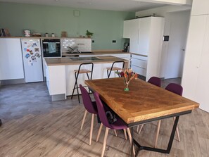 Salle à manger et cuisine
