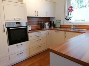 Ferienwohnung 13 Jenner, 2 Schlafzimmer, TV, 6 Pers.-Moderne und umfassend ausgestattete Küchenzeile