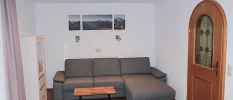 Ferienwohnung Haus Hirschbichl, 66qm für 1-3 Personen mit Terrasse-Wohnzimmer