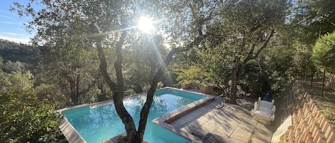 piscine avec vue sur le lac