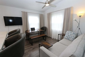Work station / dining table