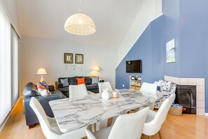 Living Room | Main Level | Smart TV | Dining Table | Board Games