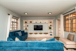 Open floor plan living area, fully air conditioned, books, smart tv