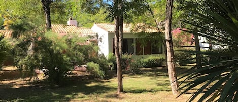 Vue d'ensemble de la maison depuis la rue.