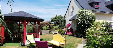 La Jacobinic. Petite maison de vacances dans un jardin inondé de fleurs 