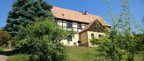 Blick zum Haus mit Liegewiese
