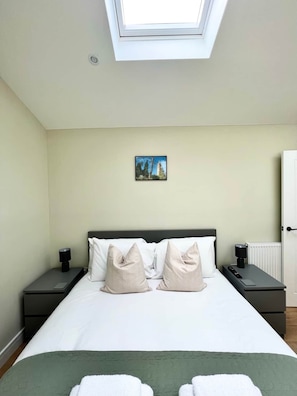 Bedroom with Kingsize Bed and Smart TV (3)