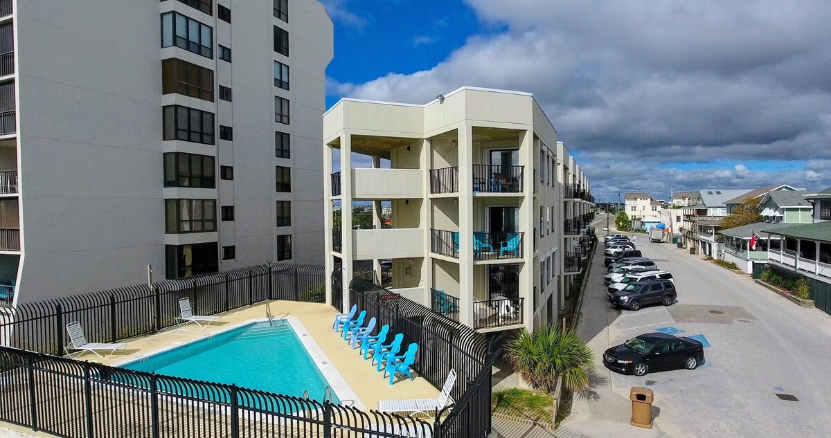 Ocean Views, Balcony, Pool, STEPS to Beach Restaurants Shops