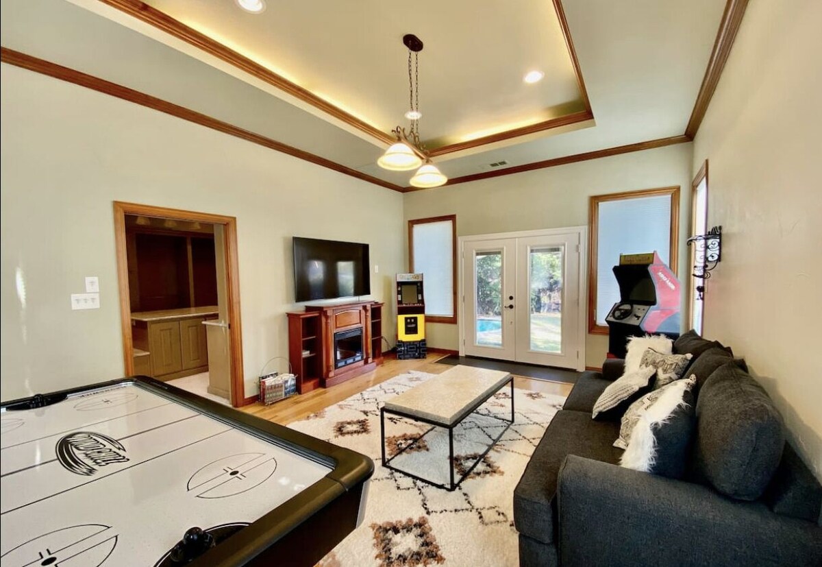 Secluded Oasis with Pool & Hot Tub. 5 minute walk to the lake.