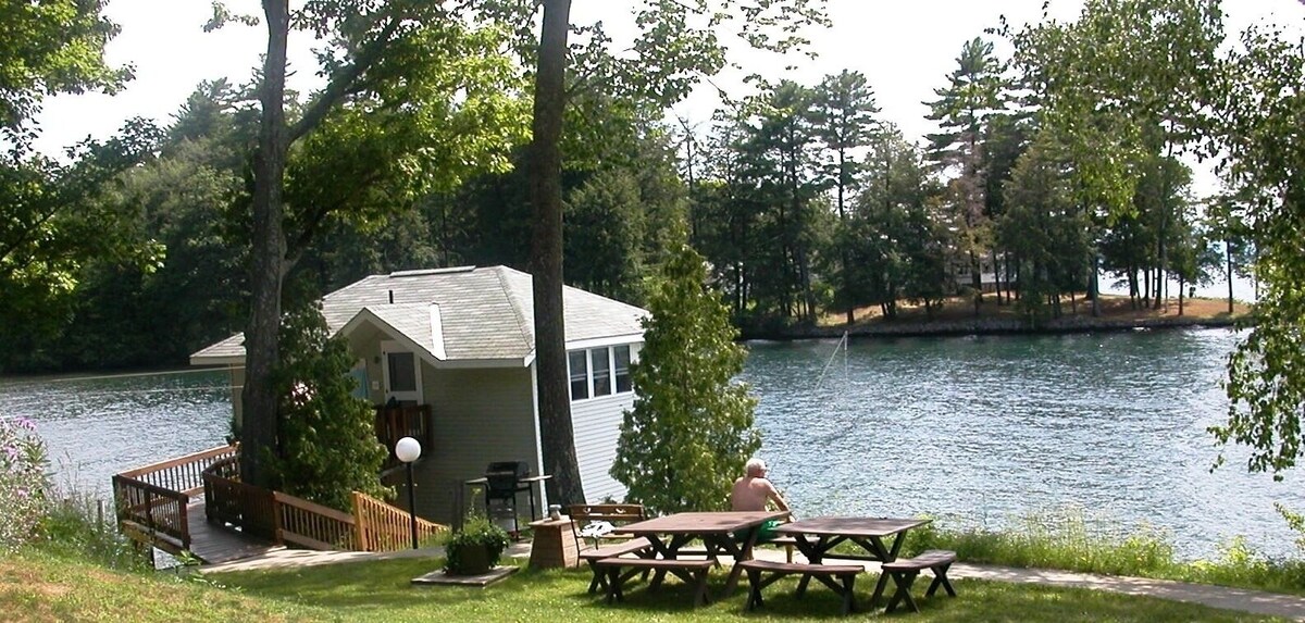 Happy Nest: Unique lakeside retreat atop a boathouse