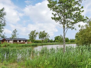 Garden and grounds | Lake View Lodge - Coole Acres Fishery, Audlem, near Nantwich