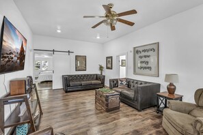 Huge living room. Smart tv with unlimited wifi