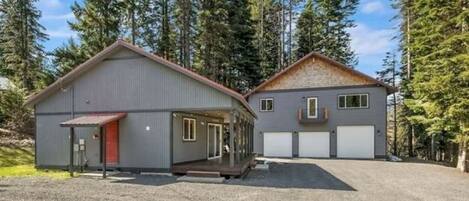 Awesome rental and only 2 blocks from Lake Cle Elum - Perfect for 2 families
