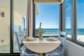 Dining Area overlooking the Ocean!