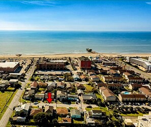 Aerial view of the home, super quick walk!