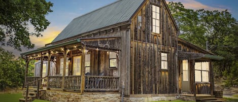 Stone, wood, and steel construction make the farmhouse distinctly Texan: a strong and sturdy complement to the surrounding countryside.