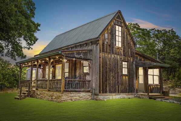 Stone, wood, and steel construction make the farmhouse distinctly Texan: a strong and sturdy complement to the surrounding countryside.