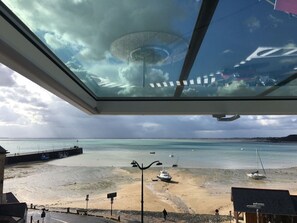 Water, Cloud, Sky, Daytime, Light, Shade, Horizon, Landscape