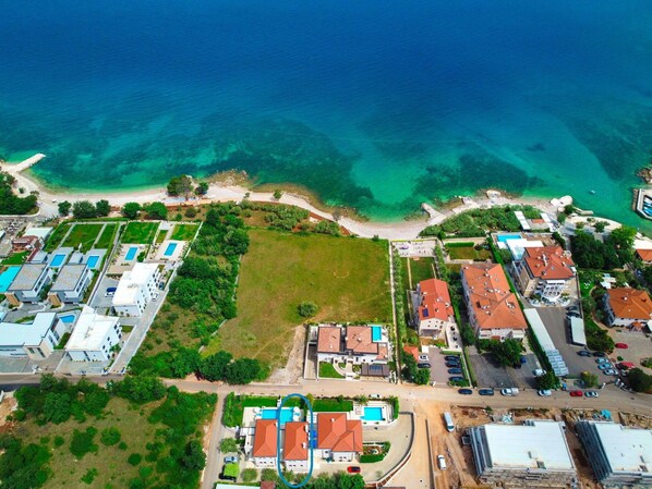 Water, Sky, Property, Plant, Building, Cloud, Swimming Pool, Tree, Residential Area, Grass
