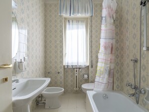 Bathtub, Plumbing Fixture, Property, Shower Curtain, Window, Tap, Product, Bathroom, Purple, Building