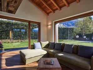 Eigentum, Pflanze, Schatten, Couch, Holz, Beleuchtung, Interior Design, Wohnzimmer, Die Architektur, Baum