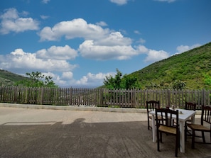 Wolke, Himmel, Pflanze, Tabelle, Natürliche Landschaft, Baum, Zaun, Kumulus, Landschaft, Gras