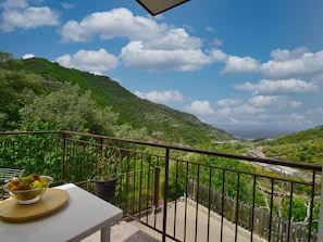 Wolk, Lucht, Tableware, Tafel, Eigendom, Meubilair, Groen, Berg, Fabriek, Natuurlijk Landschap