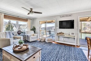 Comfortable liveing room with lake view