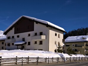 Nuage, Ciel, Voiture, Véhicule, Bâtiment, Fenêtre, Asphalte, Maison