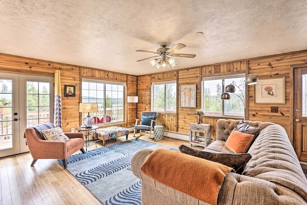 Grand Lake Vacation Rental | 3BR | 2BA | Stairs Required | 1,976 Sq Ft