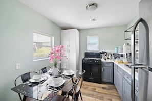 Fully equipped kitchen with high quality granite countertops.