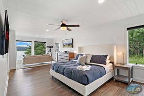 Main Floor Master Bedroom w/ensuite