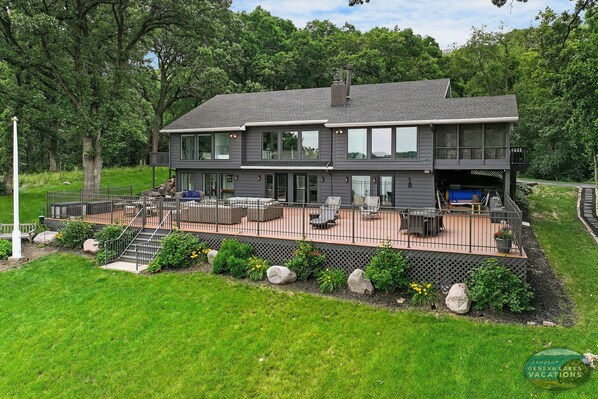 Gorgeous lakefront home w/amazing deck!