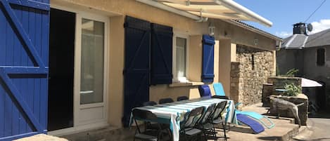 terrasse ombragée et son barbecue