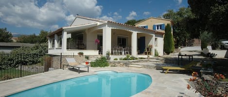 Le clos de belle vue, magnifique maison provençale au sommet de la colline .