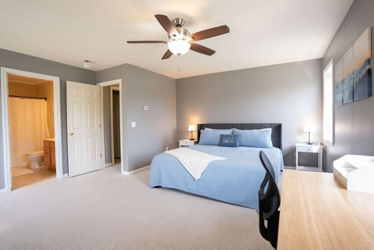 3 BR House: 10 min to Smugglers’ Notch w/ Private Hot Tub