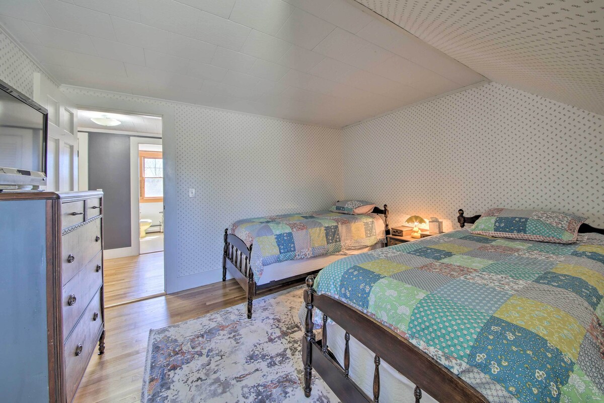 Cozy Colonial Home w/ Bay Access & Water View