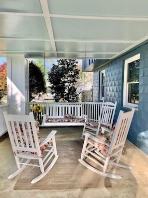 Covered patio w/porch swing!