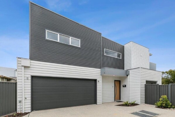 Casa EMEC entrance with double garage