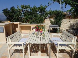 Garden table and Bbq